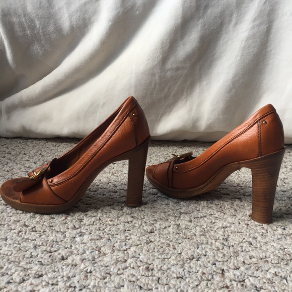 ⬇️$🎊Authentic Chloe Leather Buckle Heels Size 38 - Picture 4 of 8